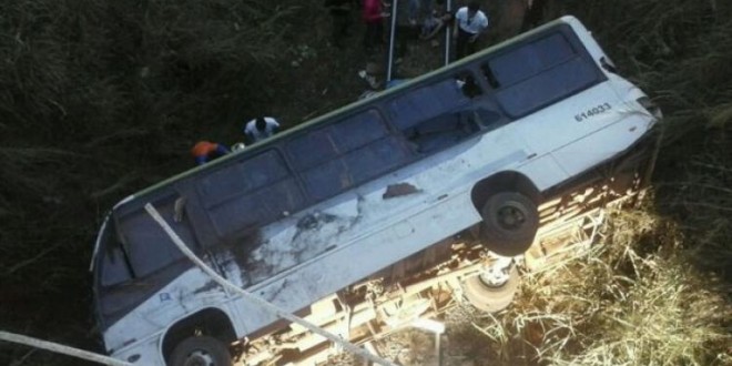 Micro-ônibus cai em ribanceira e pelo menos 15 ficam feridos em Valparaíso