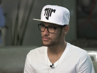 Neymar diz que Brasil está atrasado, defende Felipão