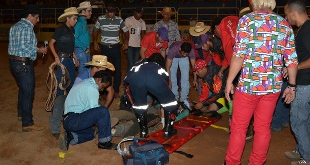 Peão morre após ser atingido por touro durante rodeio em Goiás