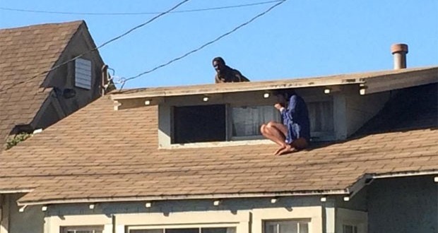Mulher se esconde em telhado de casa para fugir de invasor nos EUA