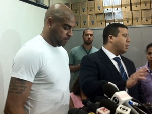 Jogador Adriano volta ao Rio após denúncia do Ministério Público