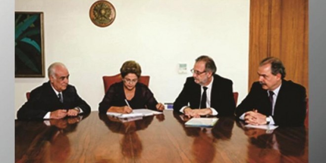 Presidente Dilma Roussef sanciona nova Lei dos Caminhoneiros