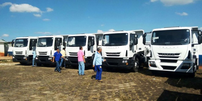 Infraestrutura recebe cinco caminhões caçamba zero km