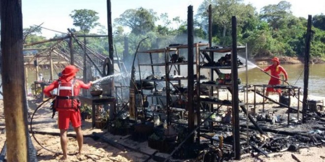 Acampamento é destruído pelo fogo no Rio Araguaia