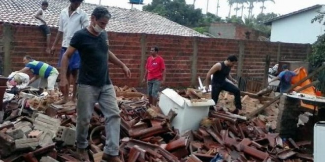 Duas pessoas ficam feridas em Jaraguá após desabamento de casa