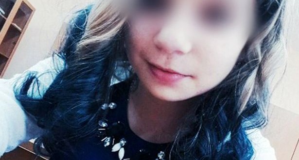 Menina de 14 anos morre eletrocutada ao usar celular que estava carregando durante o banho