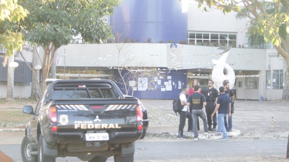 Polícia Federal se reúne com estudantes para discutir desocupação da reitoria na UFG
