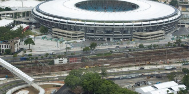 As vésperas da Olimpíada, vazamento abre cratera e faz asfalto desabar próximo do Maracanã
