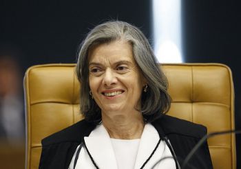 Sem citar Renan, Cármen Lúcia exige respeito aos juízes do Brasil