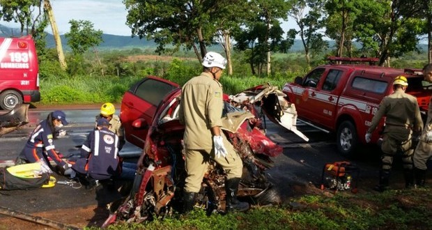 Casal morre em batida entre carro e caminhão na BR-020, em Goiás