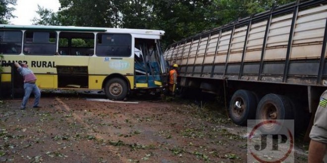 10 trabalhadores rurais ficam feridos após acidente entre Uruana/Rianápolis
