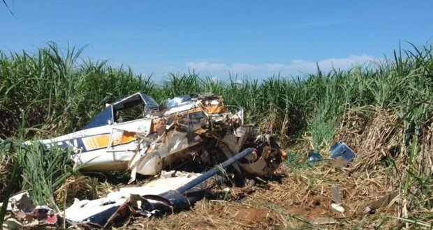Avião agrícola cai às margens da BR-080, em Barro Alto, GO