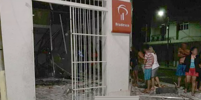Criminosos destroem agência do Bradesco de Itaguaru ao explodirem caixas