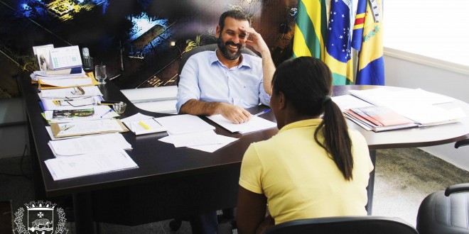 Prefeito Renato de Castro atende população em seu gabinete