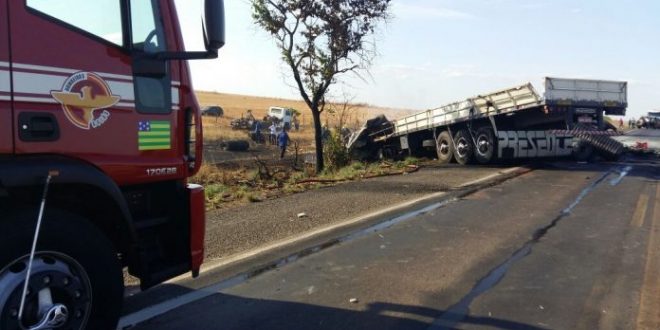 Acidente entre dois caminhões na BR-153 deixa uma vítima fatal