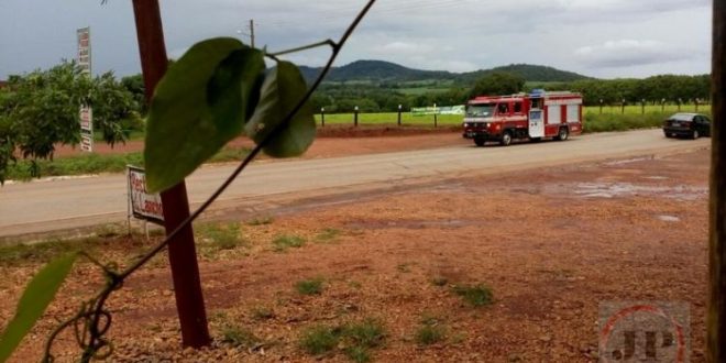 Mulher morre na GO-154 após carro atingir árvore próximo a Pilar de Goiás