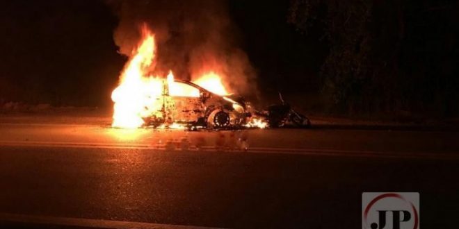 Carro pega fogo após colidir em moto na GO-080 entre Jaraguá e Goianésia