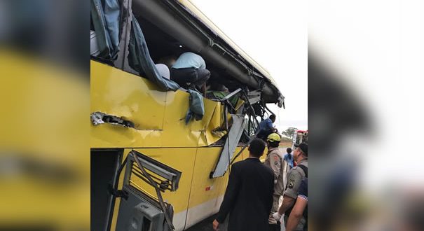 Acidente entre ônibus e caminhão carregado com trator na GO-080, entre São Francisco e Petrolina, deixa nove feridos