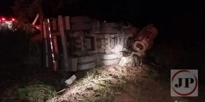 Motorista morre após carreta tombar na BR-153 em Mara Rosa