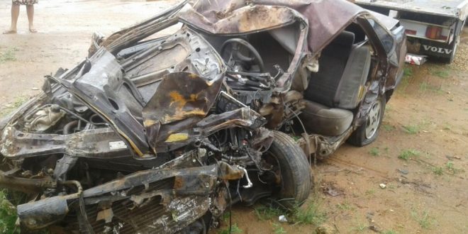 Acidente entre carro e bitrem causa a morte de três amigos e deixa dois feridos na GO-173, em Jaupaci