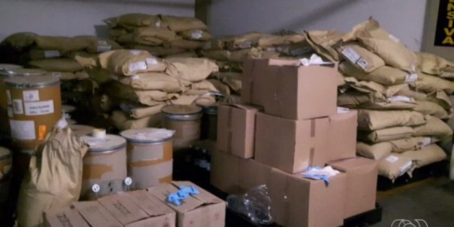 Mulher é presa com 6 toneladas de produtos químicos usados no refino de cocaína, em Goiânia