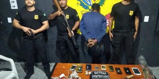 Homem é preso ao tentar entrar com celulares e droga na Unidade Prisional de Jaraguá