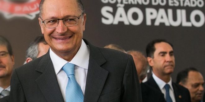 Réu, Aécio não deveria disputar eleição, diz Alckmin
