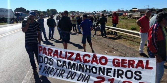 Em Goiás, caminhoneiros fecham distribuidoras e protestam em rodovias federais