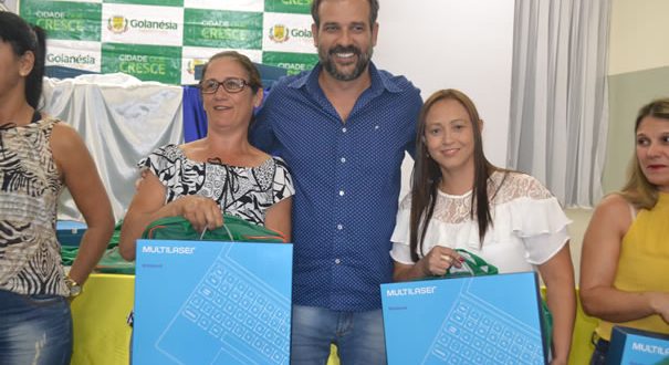 Prefeito Renato de Castro entrega notebooks  para assistentes das creches