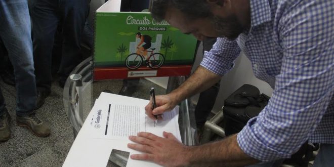 “Não vamos atrapalhar o trânsito de Goianésia” afirma Renato de Castro durante assinatura da ordem de serviço para construção do Circuito Ciclístico dos Parques