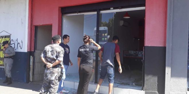 Adolescente morre baleado após tentar roubar loja e trocar tiros com a PM, em Aparecida de Goiânia