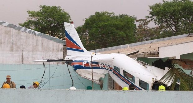 Avião cai sobre casa em Goiânia, mata criança e deixa dois feridos