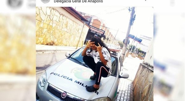 Adolescente publica foto fazendo pose em cima de carro da PM em Anápolis