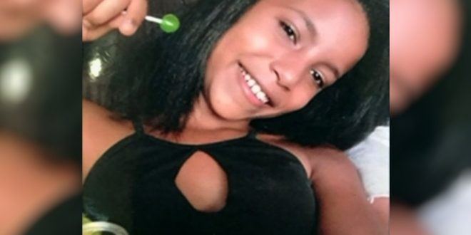 Corpo encontrado em Rio Verde é de garota de 13 anos que havia saído para dormir na casa de amiga, diz polícia Maria Eduarda Neves Peres foi reconhecida pelos pais no IML. Vítima apresentava pancada