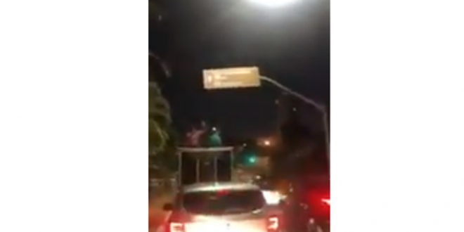 Ao som de ‘Boate Azul’, homem comemora divórcio em cima de trio elétrico, em Goiânia ; Vídeo