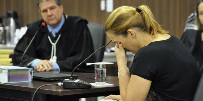 Juiz manda prender professora que confessou ter guardado corpo de filha no escaninho em Goiânia