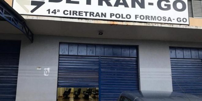 Servidores e despachantes são presos suspeitos de fraudar transferências de carros em Goiás