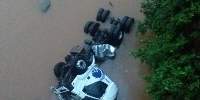 Após colisão Caminhão cai no Rio da Almas