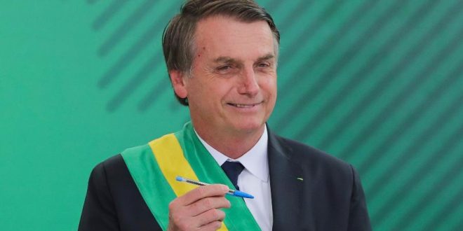 Bolsonaro critica imprensa “parcial” e diz que vai democratizar verbas