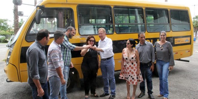 Prefeitura de Goianésia recebe ônibus novo para o transporte escolar dos alunos do município