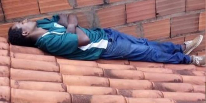 Suspeito de furto é preso ao ser achado dormindo em cima do telhado de uma casa em Rio Verde