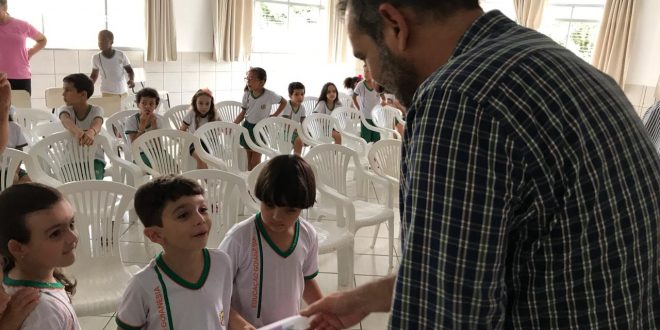 Prefeitura de Goianésia entrega kit escolar a alunos da rede municipal