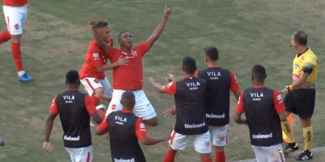 Com gols de Alan Mineiro e muita reclamação do Crac, Vila Nova abre vantagem nas quartas de final