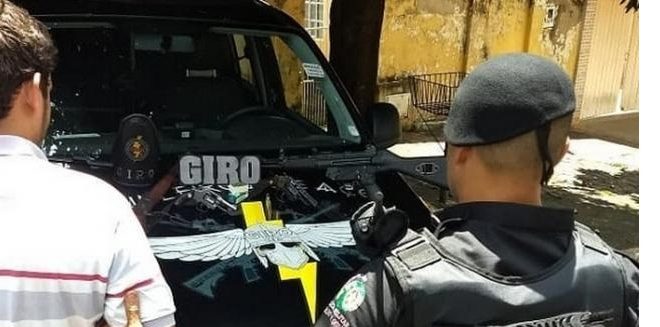 Homem é preso com submetralhadora e outras armas em Rianápolis