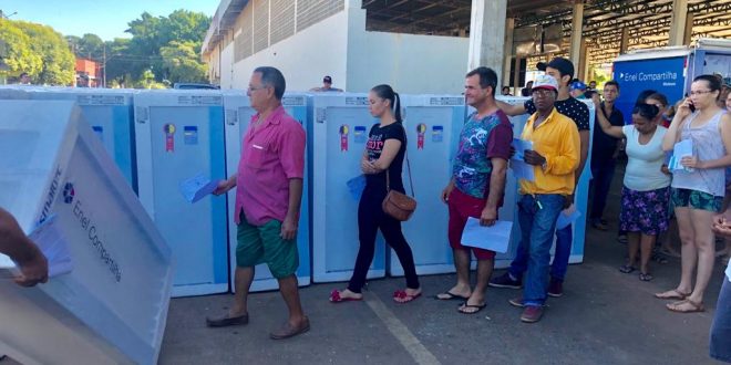 parceria entre Prefeitura de Goianésia e Enel garante a entrega de 120 geladeiras novinhas