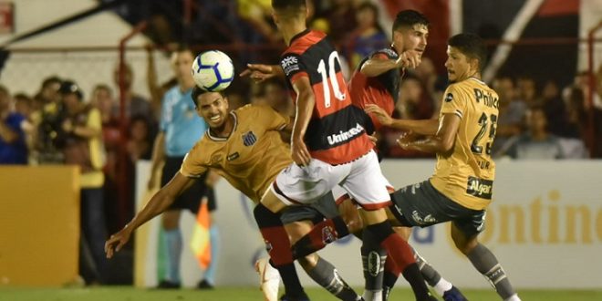 Atlético vence Santos no maior público do ano no futebol goiano