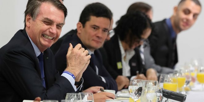 Cai aprovação e aumenta a rejeição a Bolsonaro