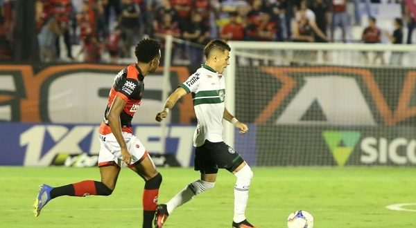 Atlético tropeça diante do Coritiba, mas segue na faixa do acesso no Brasileirão