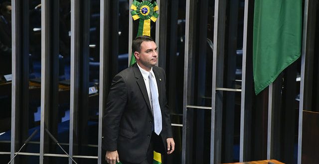 MP diz que Flávio Bolsonaro ‘direciona esforços para interromper investigações’