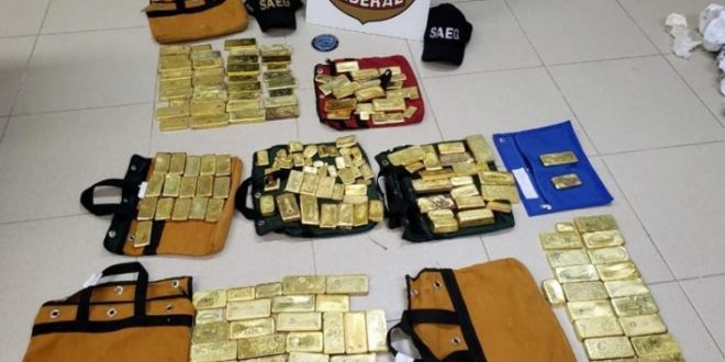 Polícia apreende avião e carga de ouro avaliada em R$ 18 milhões, em Goiânia